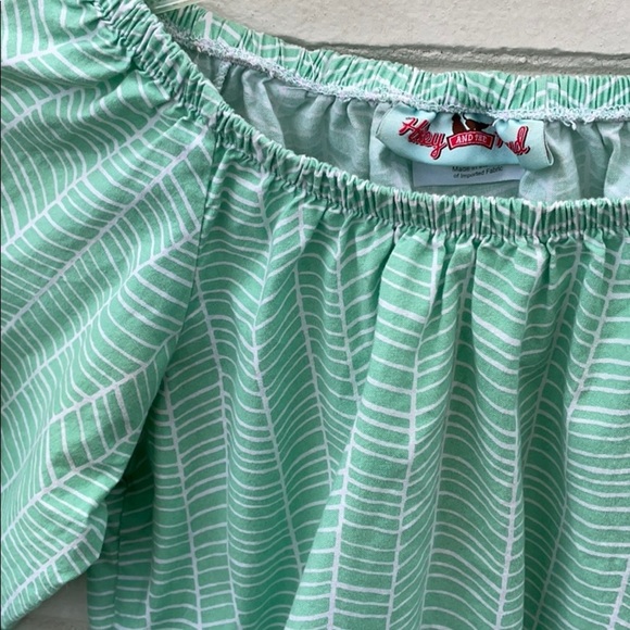 Haley and the Hound Top 🐶 - Picture 3 of 9